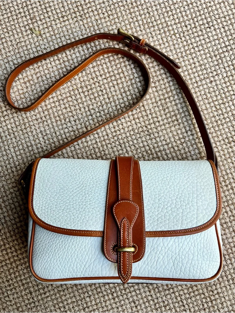 🦆Dooney & Bourke Pebbled Leather Crossbody Bag Cream & Brown Saddle Bag - Picture 1 of 12